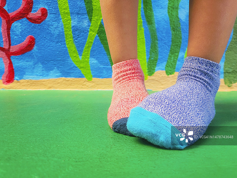 穿着不同袜子的小孩的脚图片素材