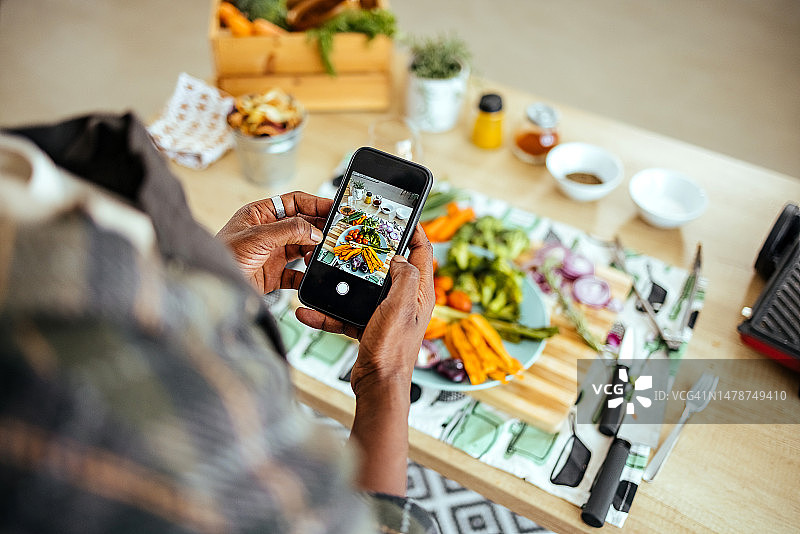 快乐女人在社交网络上分享健康食品照片图片素材