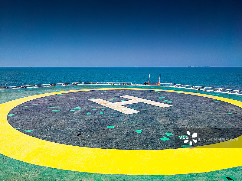 安装在海上钻井平台上的直升机甲板结构图片素材