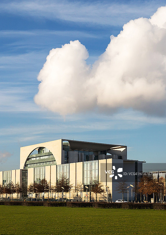 德国总理府与大片云朵（柏林）图片素材