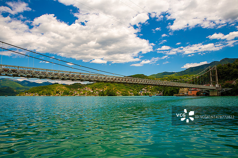 雅布拉尼察湖上的古老石桥，波斯尼亚和黑塞哥维那图片素材