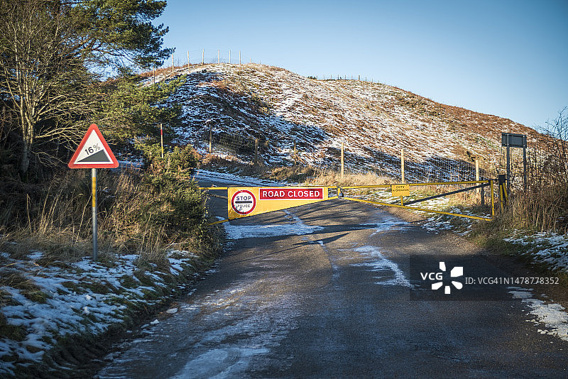 因恶劣天气封闭的道路，苏格兰阿伯丁郡图片素材