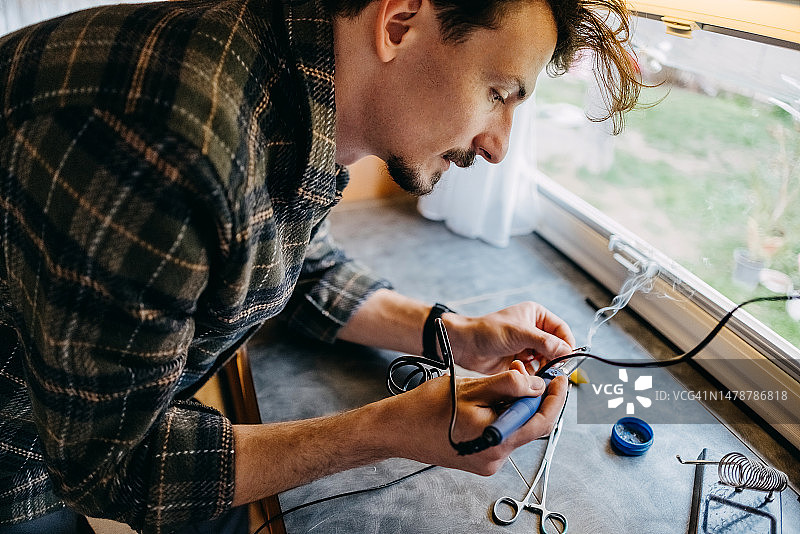 焊接电线的师傅图片素材
