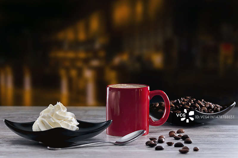 一杯美味的咖啡和一碗搅打奶油图片素材
