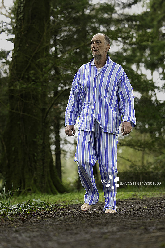 有记忆问题的年长男人在树林里迷路图片素材