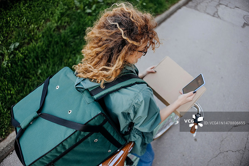 送货员正在使用手机图片素材