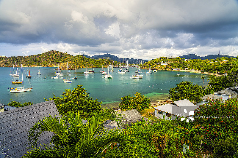 西印度群岛安提瓜和巴布达，安提瓜岛，英国港，迎风湾，纳尔逊船坞英国港高角度照片图片素材
