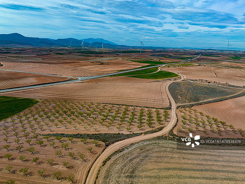 阿拉贡葡萄园果树发电风车航拍图片素材