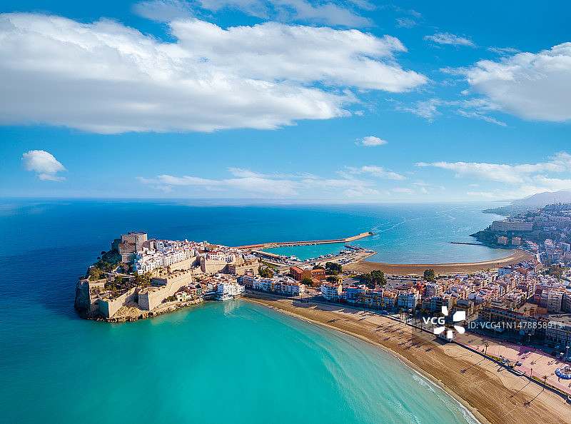 西班牙地中海卡斯特利翁的佩尼斯科拉海滩空中景观图片素材