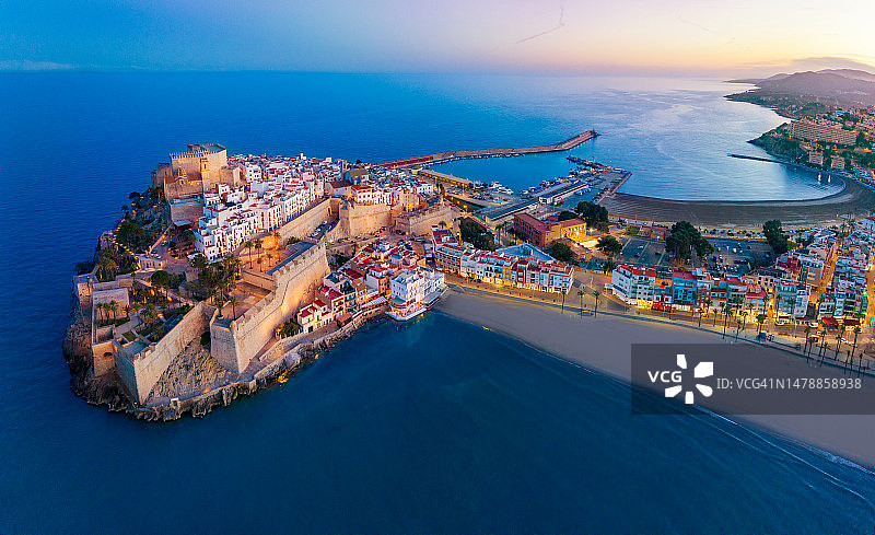 西班牙地中海卡斯特利翁佩尼斯科拉日落鸟瞰图片素材