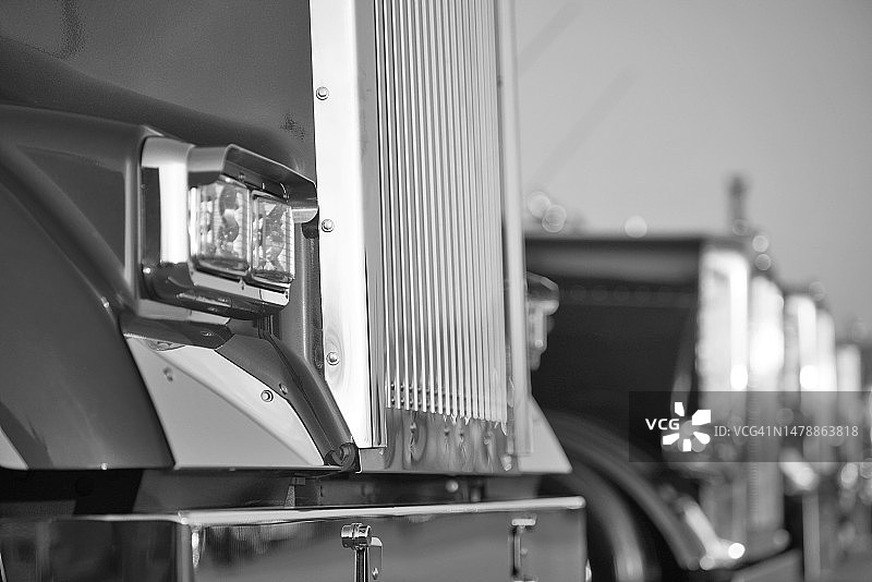 卡车停靠站的半挂卡车图片素材