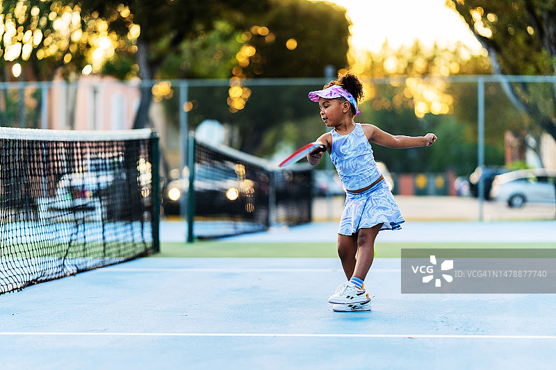 年轻的拉丁裔匹克球运动员练习发球图片素材