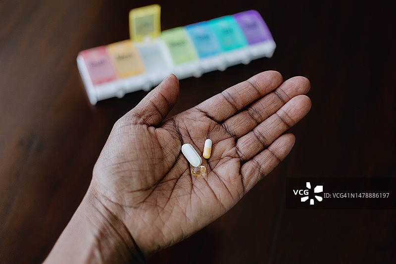 手心拿着药丸的女人图片素材