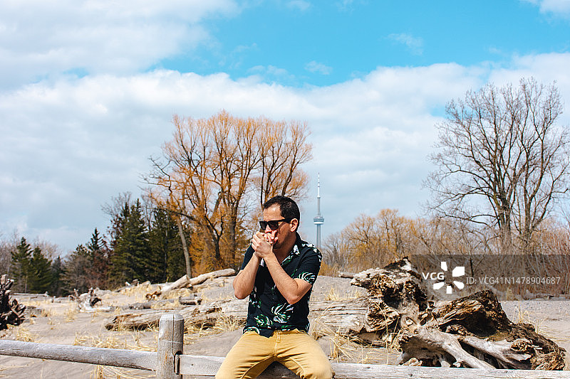 多伦多岛海滩上的男人画像图片素材
