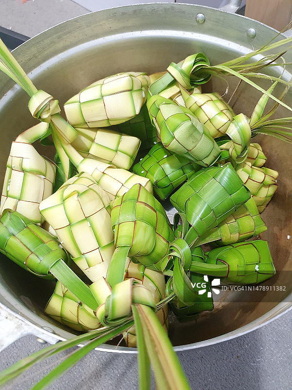 椰叶包裹的马来粽特写，待煮图片素材