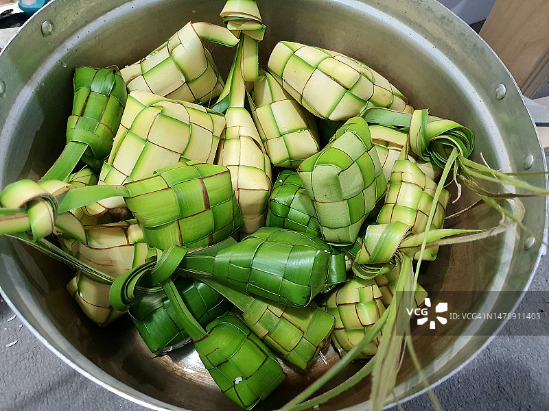 克图帕特写;大米被压缩并包在编织的椰子叶里，准备在锅里煮图片素材