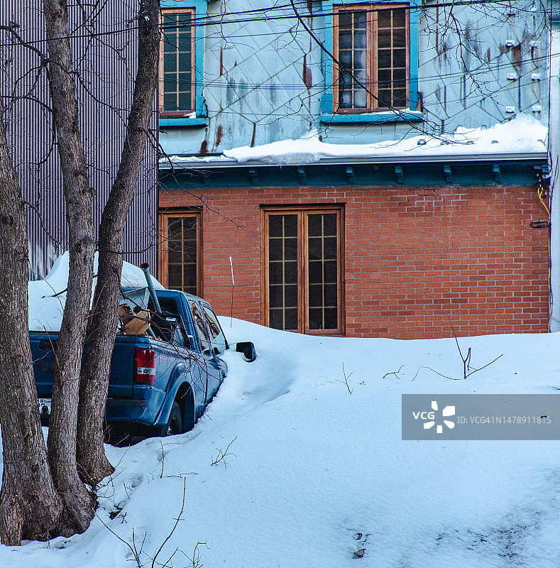 被困在雪中的汽车视角图片素材