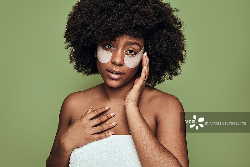 自信的黑人女士在沐浴后在眼下贴眼膜图片素材