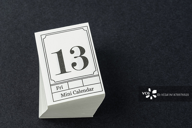黑色背景上的迷你日历，日期为13号星期五图片素材
