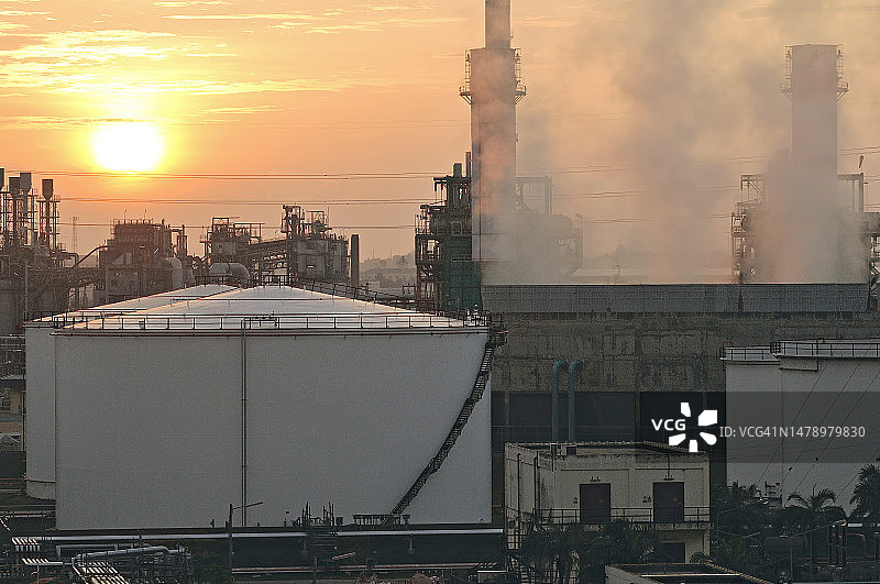 清晨的白色油罐图片素材