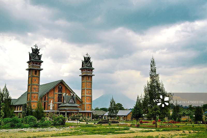卡班贾赫的圣彼得保罗教堂与锡纳朋火山图片素材