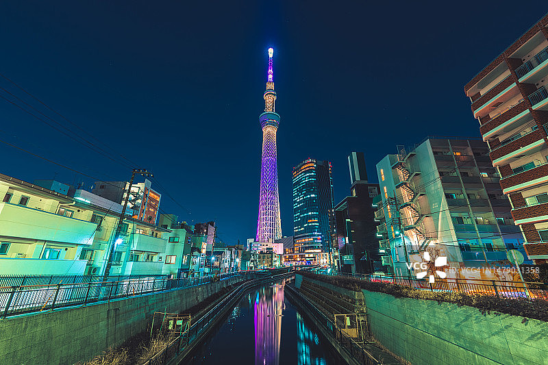 日本东京隅田川畔的东京晴空塔图片素材