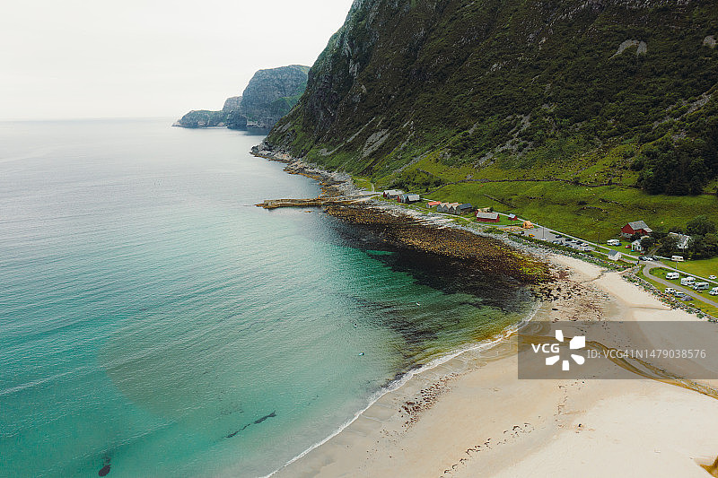 挪威清澈海水中冲浪者海滩航拍景色图片素材