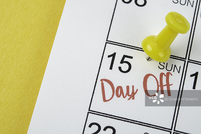 日历上用图钉标记的休息日，用作重要约会的提醒图片素材