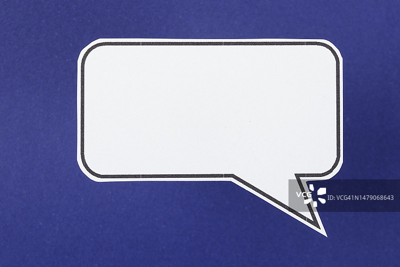 蓝色背景上的对话气泡图片素材