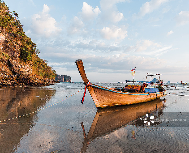 泰国奥南海滩上的长尾船图片素材