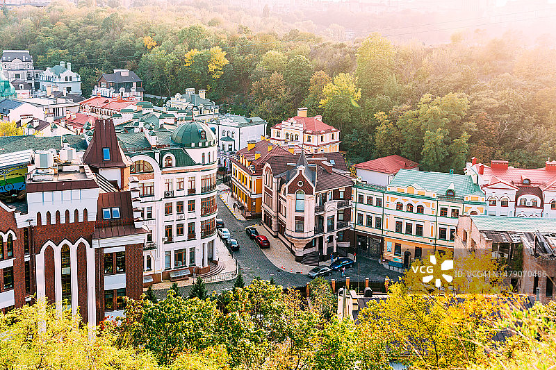 阳光明媚的日子里，乌克兰基辅城市景观的鸟瞰图图片素材