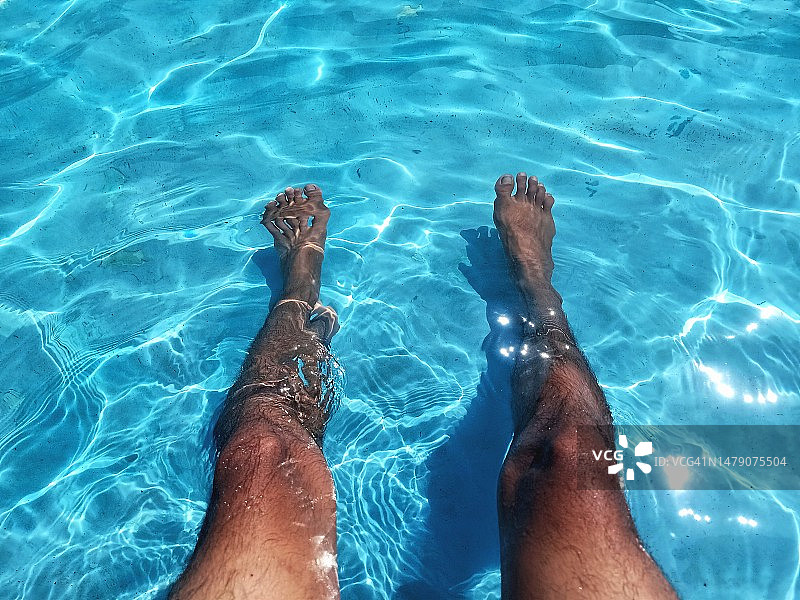 在泳池水中浸泡的双脚图片素材