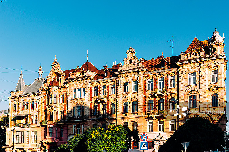 阳光明媚的乌克兰利沃夫老城历史建筑图片素材
