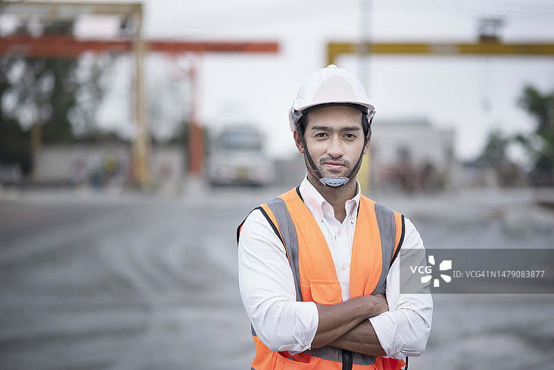 建筑工地上的男建筑工人图片素材