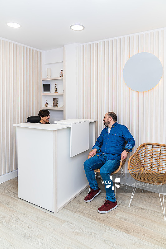 坐在诊所候诊室里的男人图片素材