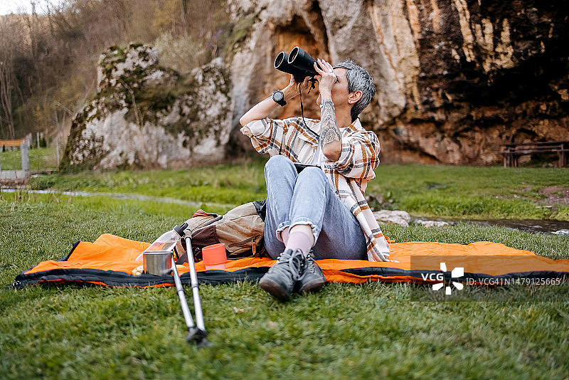 女性探索周围的自然环境图片素材