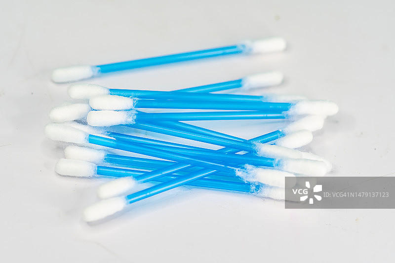 白色桌子上摆放的棉签图片素材