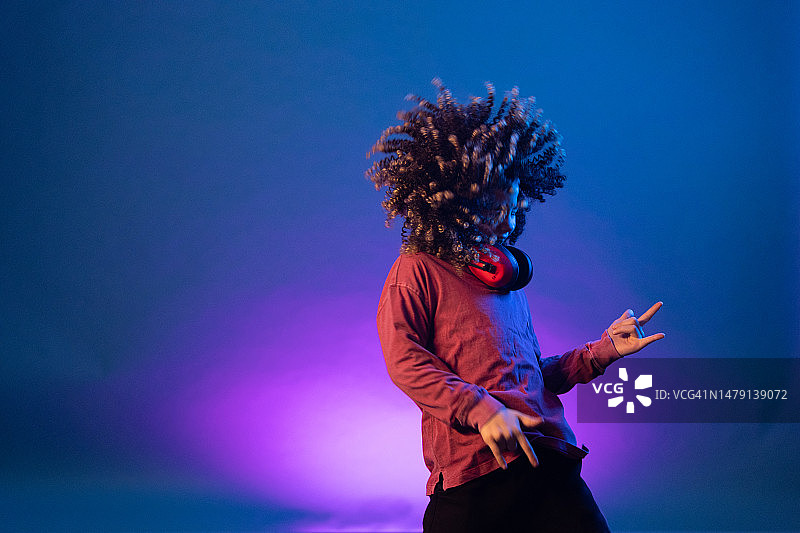 男孩假装弹吉他图片素材