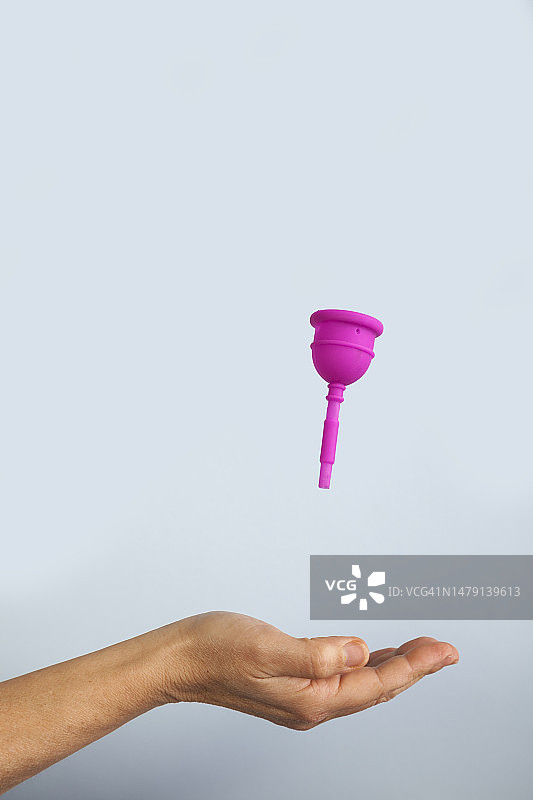 环保可重复使用粉色月经杯蓝色背景图案图片素材