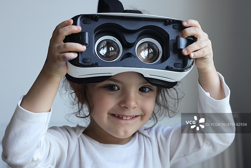 使用VR眼镜的小女孩图片素材