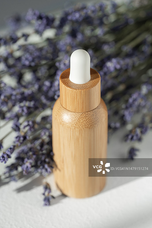 用于精油或精华素的竹制滴管瓶，生态化妆品天然材料包装概念图片素材