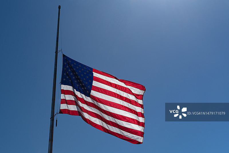 半桅悬挂的美国国旗图片素材