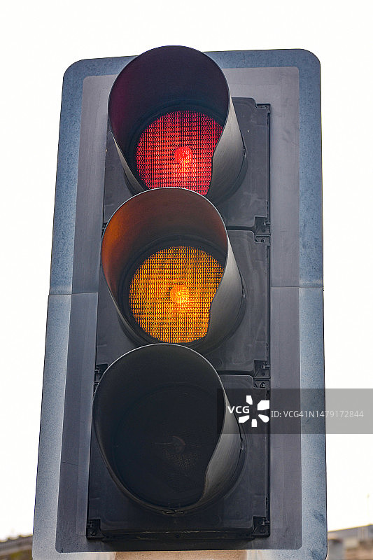 同步的红色和黄色交通灯图片素材