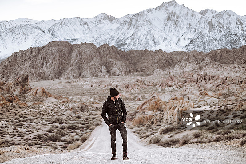 男人站在阿拉巴马山丘图片素材