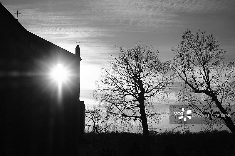 逆光树木下的教堂剪影图片素材