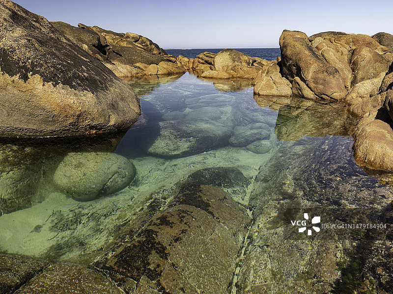 岩石海岸线的岩石池图片素材