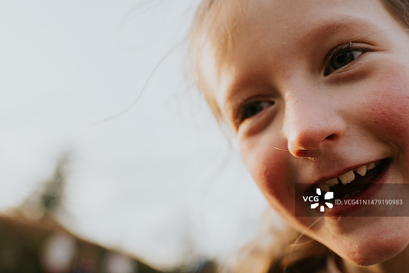 年轻女孩离镜头很近，自信地看着镜头微笑图片素材
