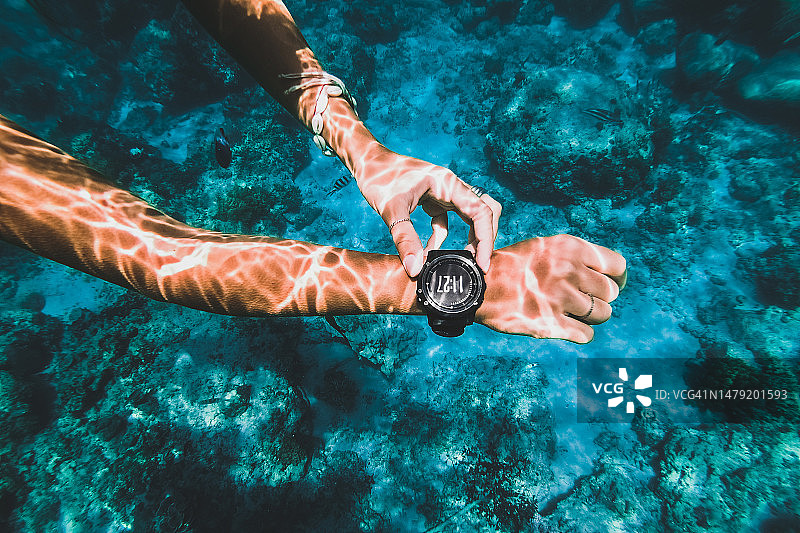 女人佩戴防水智能手表在水下开始公开水域游泳活动图片素材