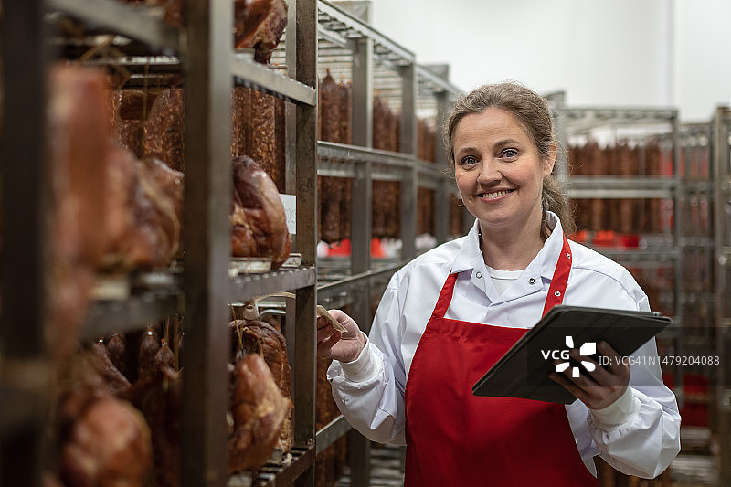 干肉仓库中的控制员图片素材