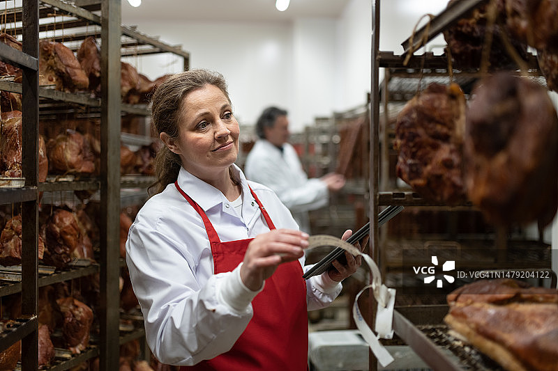 干肉仓库中的控制员图片素材